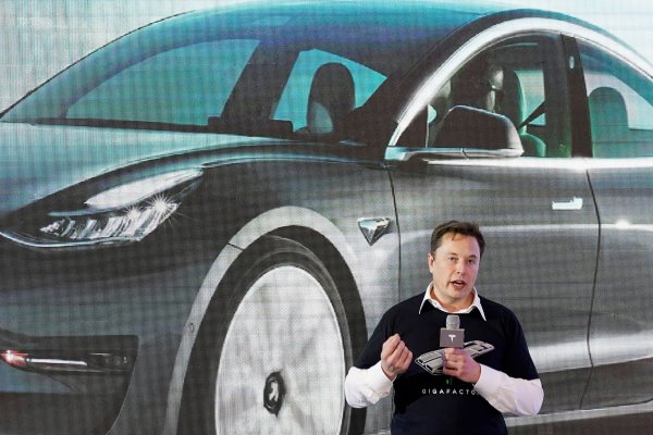 <p> Acciones de Tesla subieron más de 6% en operaciones fuera de rueda. Foto: Bloomberg</p>