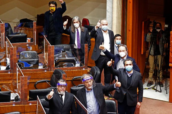 La oposición celebró el respaldo a la iniciativa, la cual también concitó apoyos de parte de senadores oficialistas. Foto: Agencia Uno