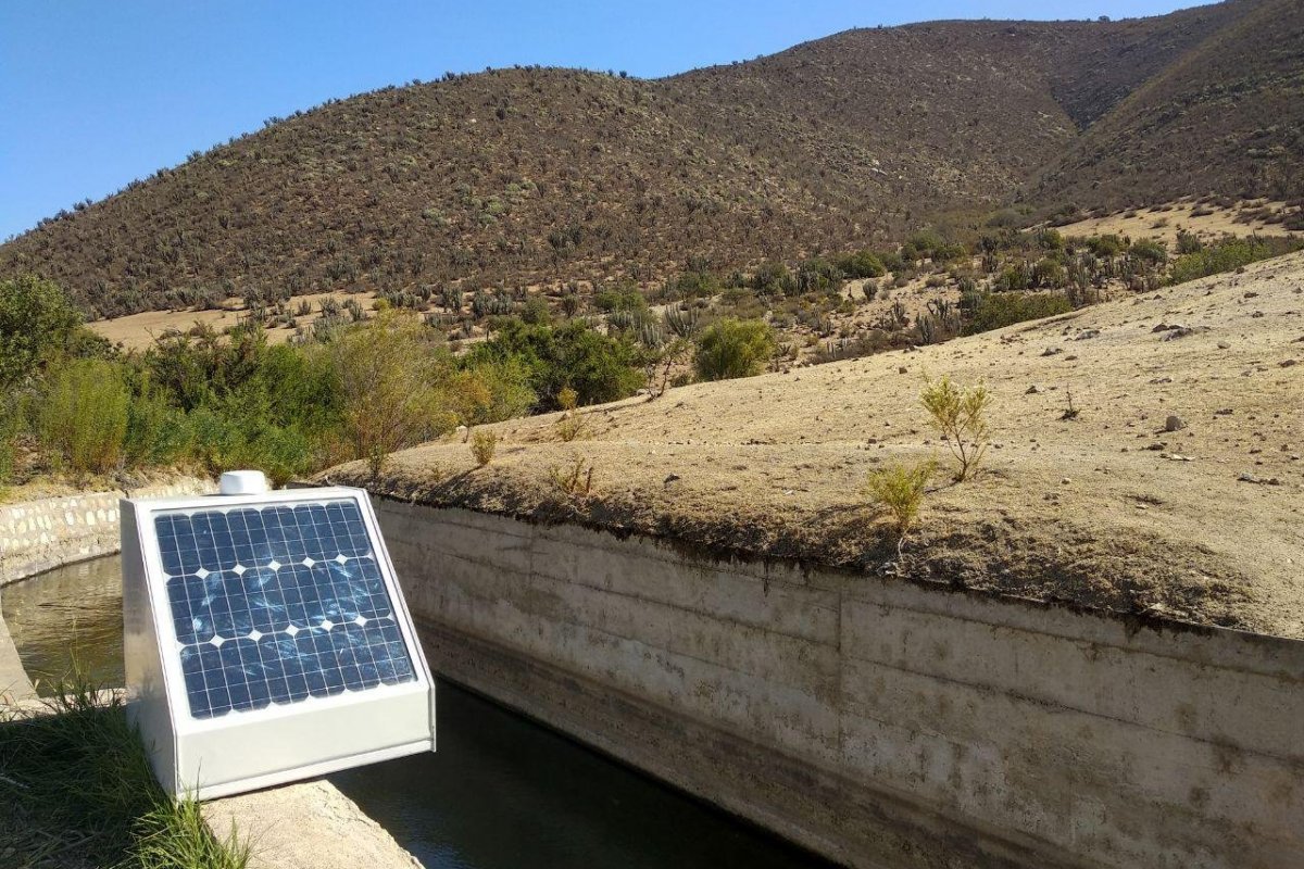 <p>El equipo actúa con baterías y energía solar, y se ancla a las obras civiles de riberas de canales y cuencas.</p>