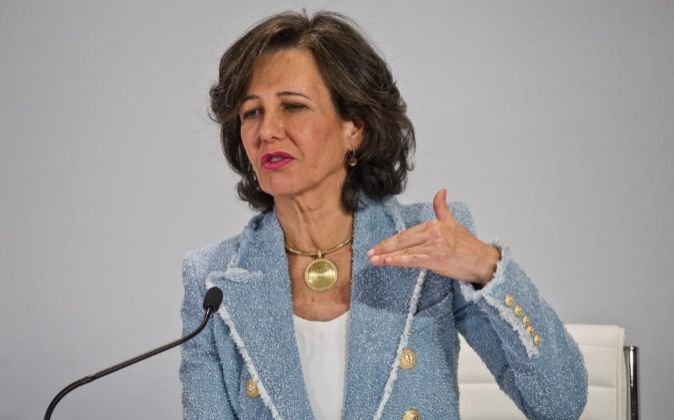 <p>Ana Botín aumenta su apuesta por Santander y compra acciones cuando el banco caía en bolsa</p>