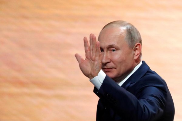 Vladimir Putin saludando. Foto: archivo Reuters.