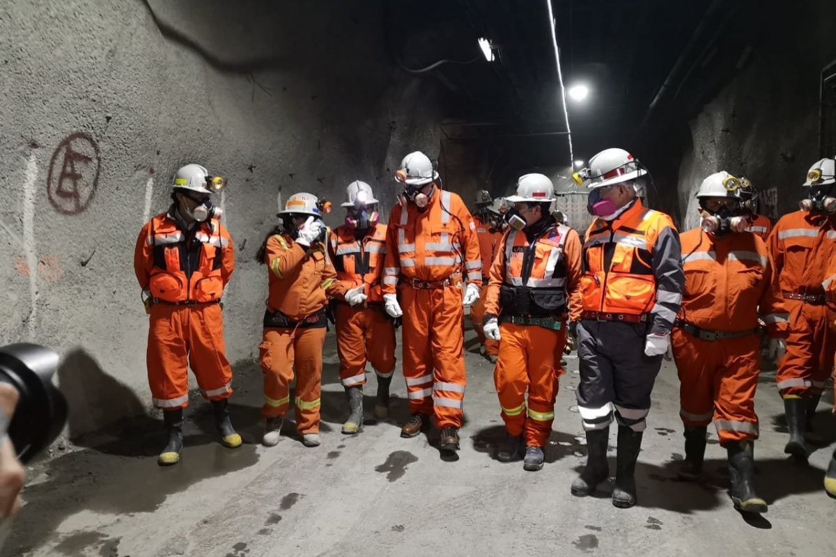 <p>El presidente ejecutivo de Codelco (de gris) fue junto al ministro de Minería (al centro) hasta El Teniente.</p>