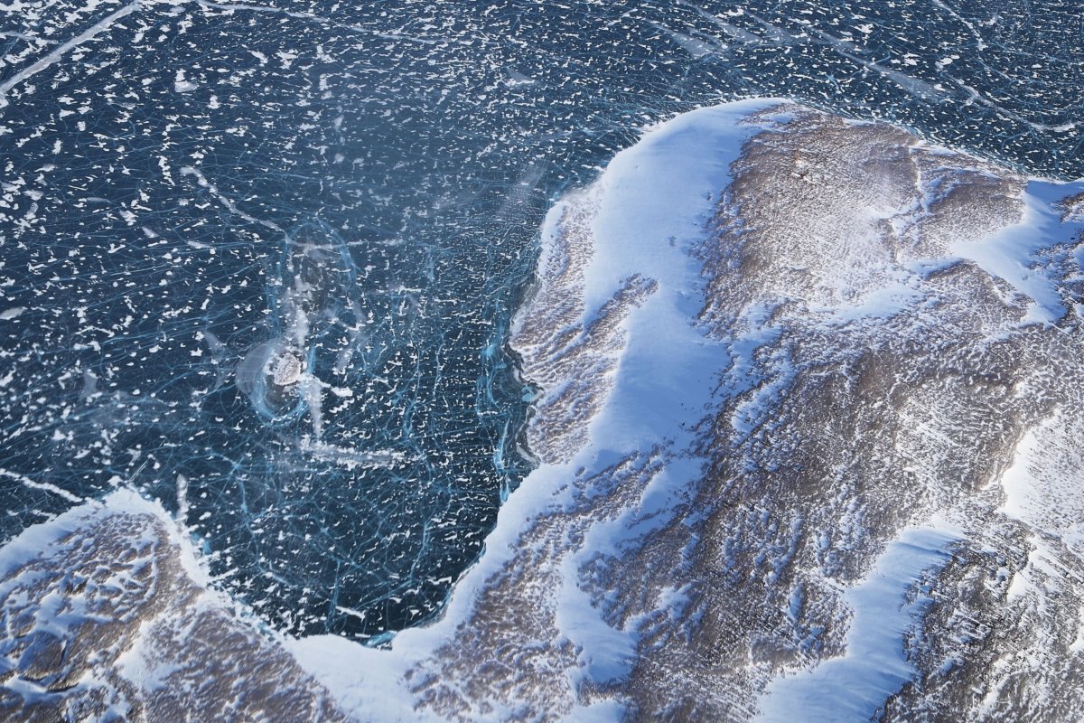 <p>La cantidad de hielo marino que flota sobre el océano Ártico al final del verano (boreal) ha disminuido cerca de 13% por década desde 1979.</p>