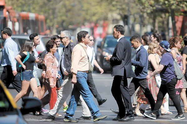 <p>El exSuperintendente de Pensiones, Alejandro Ferreiro. El director del Centro de Estudios Longitudinales de la UC, David Bravo. Foto: Julio Castro</p>