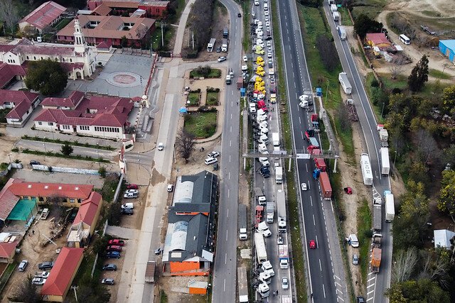 <p>Parlamentarios instan al presidente Piñera a ejercer sus atribuciones para frenar el paro de camioneros</p>