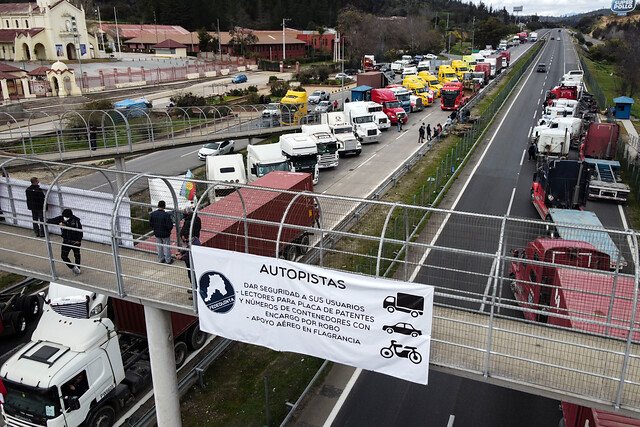 <p>Paro de camioneros: Multigremial exhibirá máquinas quemadas frente al Congreso en Valparaíso</p>