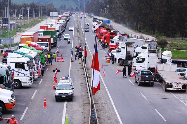 <p>Camioneros levantan movilización y logran acuerdo con el gobierno en tema de vigilancias, apoyo económico e infraestructura</p>