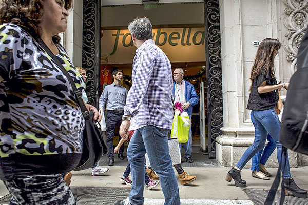 Falabella cerrará cuatro tiendas y reconoció estar buscando un socio estratégico. Foto: Bloomberg