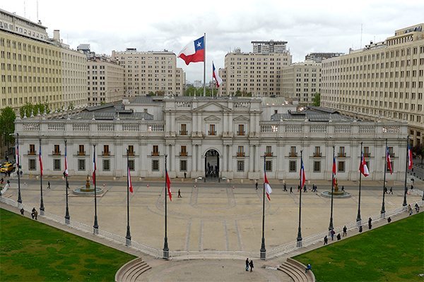 <p>La proyección para el país se ubica por fuera del rango entre 4,5% y 5,5% de caída que estima el Banco Central. Foto: Agencia Uno </p>