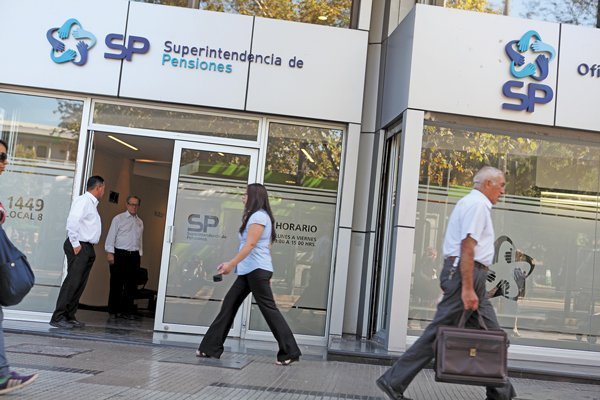 <p>La Super de Pensiones notificó ayer de las multas a las AFP, que tienen un período de reclamación. Foto: José Montenegro</p>