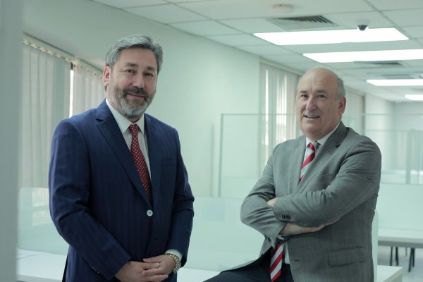 Marco Opazo, partner de HLB Surlatina Chile, y Jaime Goñi, managing partner de la compañía.