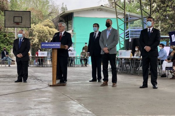 <p>Hasta La Reina fue el presidente Piñera a visitar un local de votación. Foto: Agencia Uno </p>