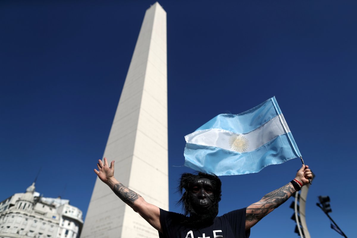 <p>El dólar en Argentina sigue, sigue y sigue subiendo: el informal ya vale más del doble que el de la pizarra del Banco de La Nación</p>