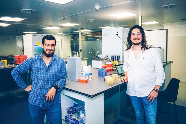 Nicolás Ferreira y Hans Pieringer, los fundadores de Phage Lab.