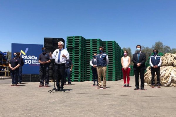 <p>Tanto el Presidente como el ministro Briones valoraron las cifras menos negativas de actividad. Foto: Agencia Uno </p>