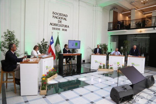 <p>La XVI versión de Enagro contó con presencia de representantes empresariales, del pueblo mapuche y parlamentario. Foto: Presidencia</p>