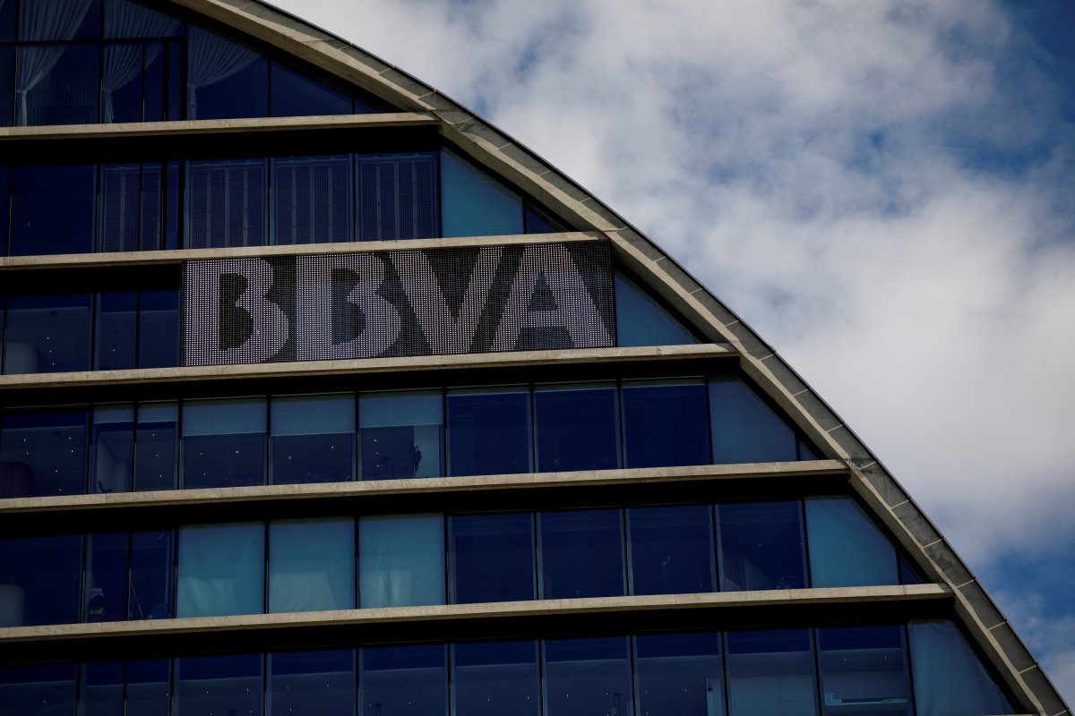 <p>El día de BBVA: tras vender en EEUU ahora reconoce que busca fusionarse con otro banco español</p>