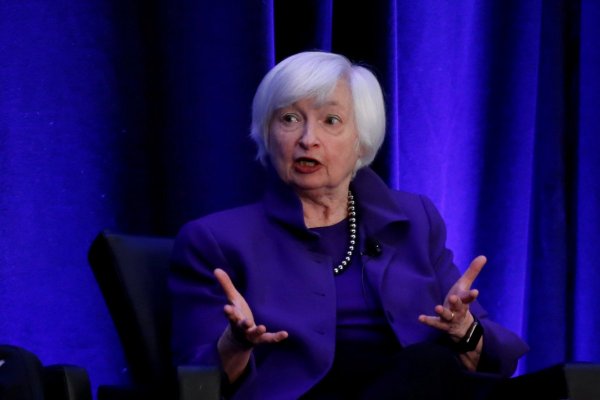 Yellen dice que se necesitan medidas urgentes para evitar que crisis en EEUU se profundice