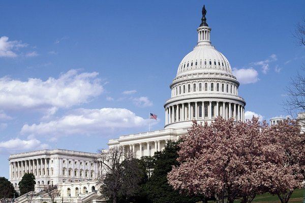 <p>Los demócratas Nancy Pelosi (en la foto) y Chuck Schumer, junto al republicano Mitch McConnell, anunciaron que US$ 900 mil millones serán inyectados a la golpeada economía de EEUU. Foto: Reuters</p>