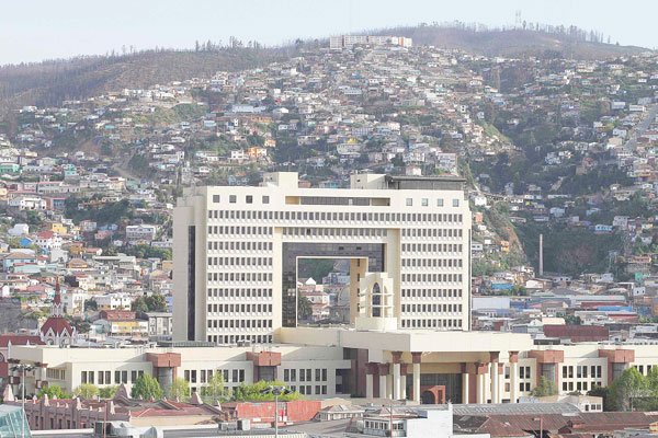 <p>Daniel Nuñez (PC), presidente de la comisión de Hacienda. Gael Yeomans lidera la comisión de Trabajo de la Cámara. Jaime Naranjo encabeza la instancia de Economía. Pablo Lorenzini, diputado que renunció a la DC. Manuel Monsalve, diputado del Partido Socialista.</p>