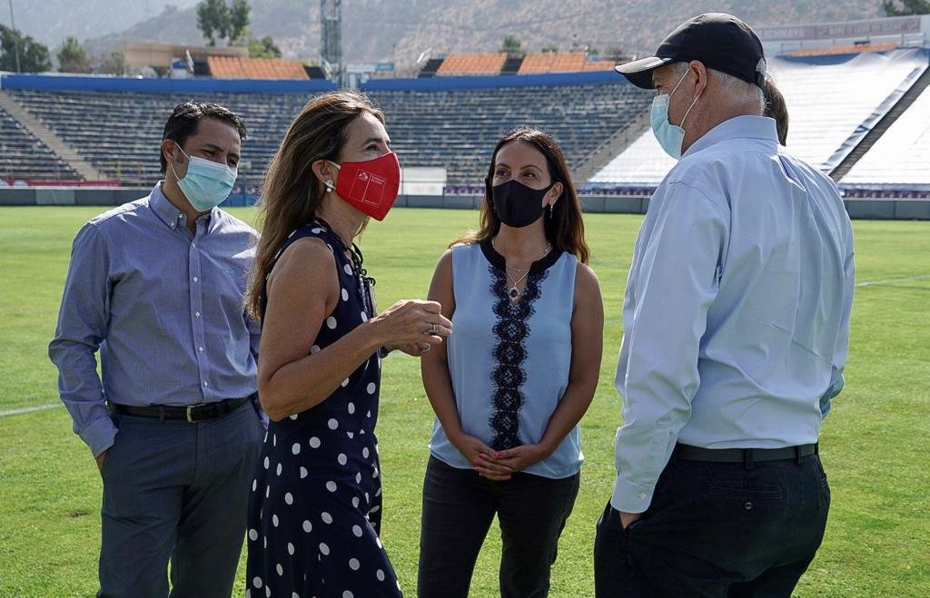 <p>La ministra Schmidt y la Ministra Pérez junto a Juan Tagle y otras autoridades del Club Deportivo UC.</p>