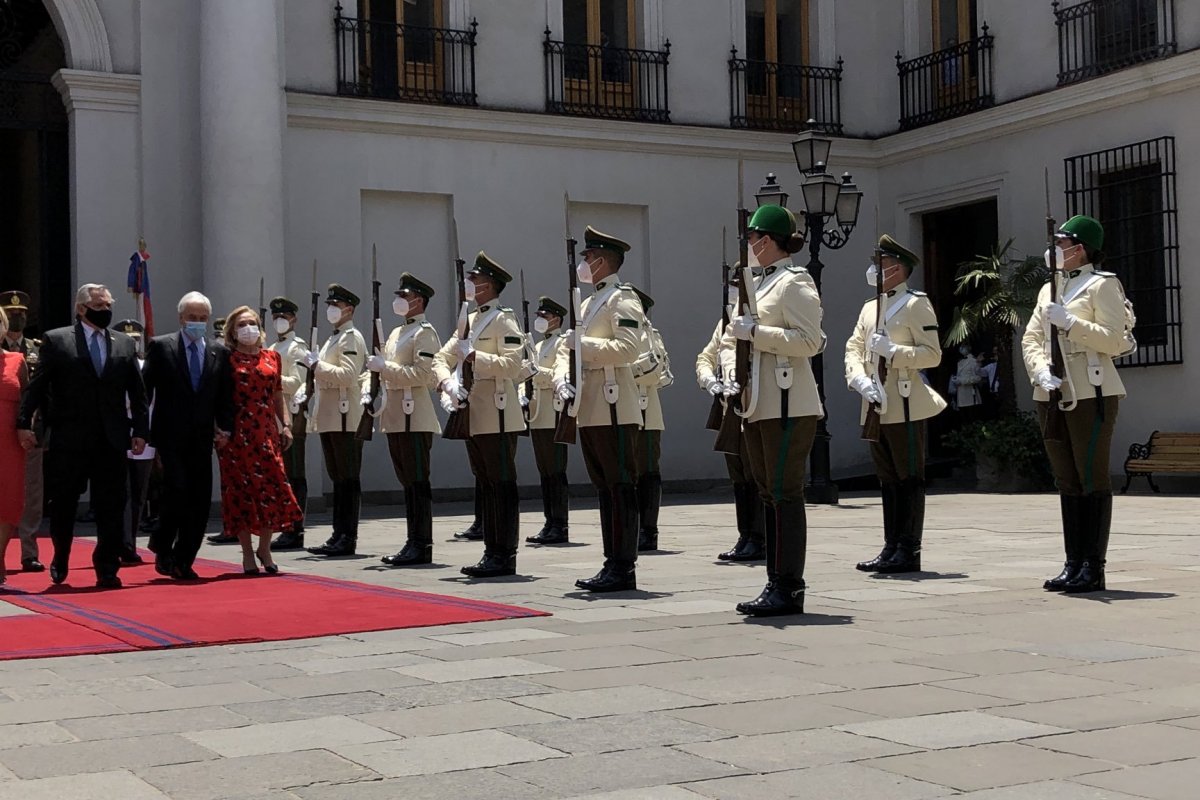 <p>Piñera y Fernández firman acuerdo para construir un cable óptico que una ambas naciones con el Asia Pacífico</p>