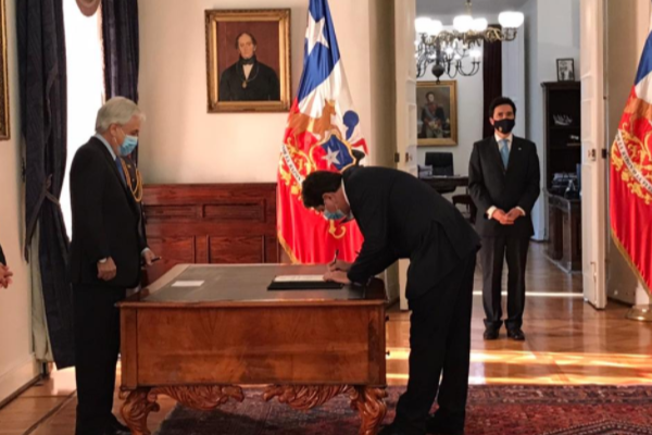 <p>Luego de la ceremonia de cambio de gabinete, Briones y Cerda se tomaron una fotografía con sus esposas junto al Presidente Piñera.</p>