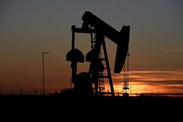 Petróleo toca máximos de once meses tras caída de inventarios de EEUU