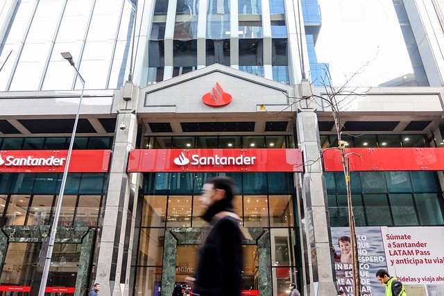 <p>Santander entrega lineamientos desde España para lo que será su negocio en Chile durante 2021</p>