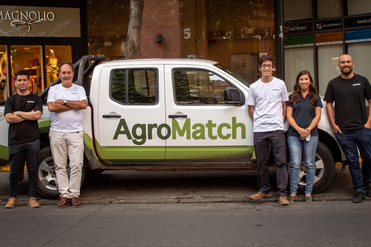 <p>De izquierda a derecha: Jorge Moraga, Marco Vercellino, Fernando Martínez, Eliana Burgos, Francisco Astaburuaga, equipo de AgroMatch. </p>