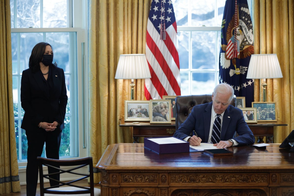 <p>Biden promulga estímulo por US$ 1,9 billones en aniversario de confinamientos en EEUU</p>