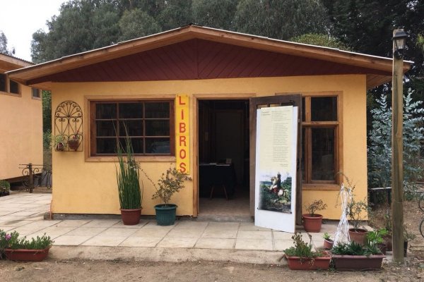 La historia de la librería "tomada" en Isla Negra