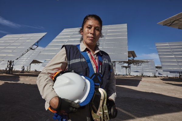 Las 200 mujeres que construyeron los megaespejos de Cerro Dominador