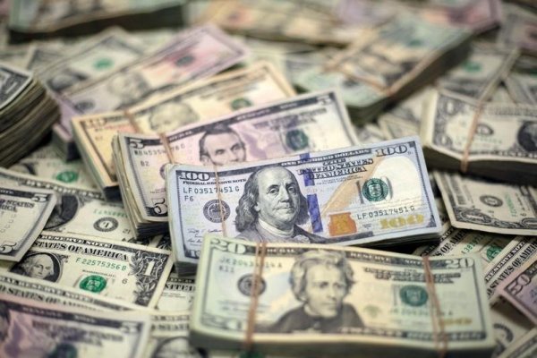 <p>Alza del dólar a nivel global y efecto en el cobre llevan al tipo de cambio en Chile a su mayor valor desde febrero</p>