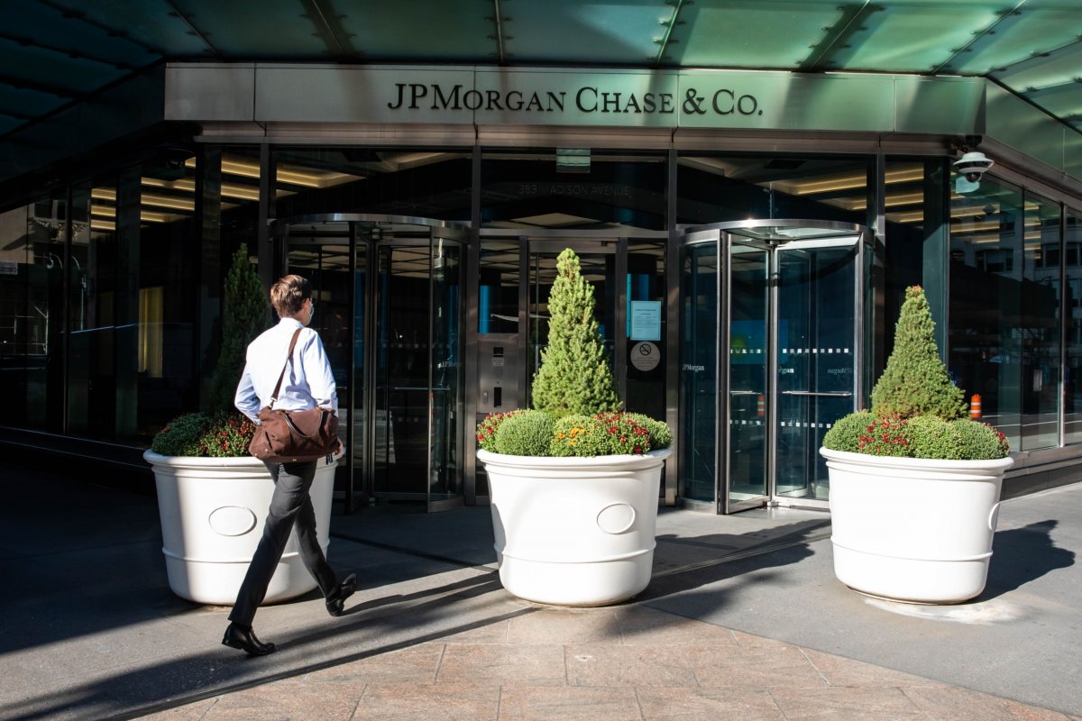 <p>JPMorgan podría exigir a sus empleados en EEUU que se vacunen</p>