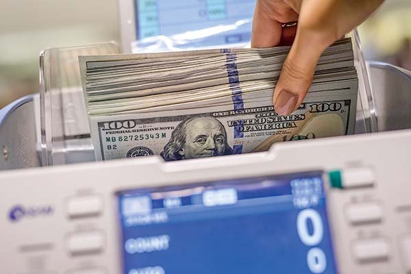 <p>Dólar corta racha de seis bajas consecutivas pese a la recuperación del cobre y el movimiento de Hacienda</p>