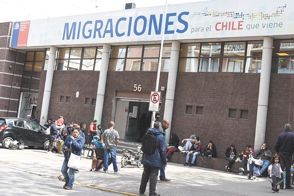 <p>Encuesta Casen revela fuerte salto en niveles de pobreza de los migrantes</p>