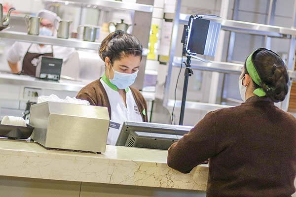 <p>Los salarios de los chilenos y el costo de la mano de obra se estabilizaron durante mayo</p>