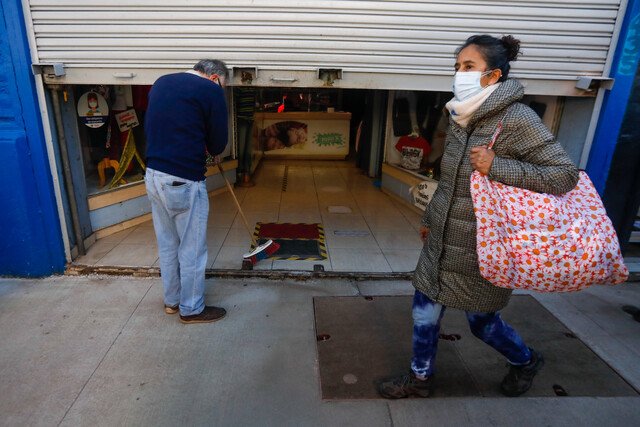 <p>Mercado laboral sigue con la resaca: creación de puestos de trabajo en el Gran Santiago se estanca en junio</p>