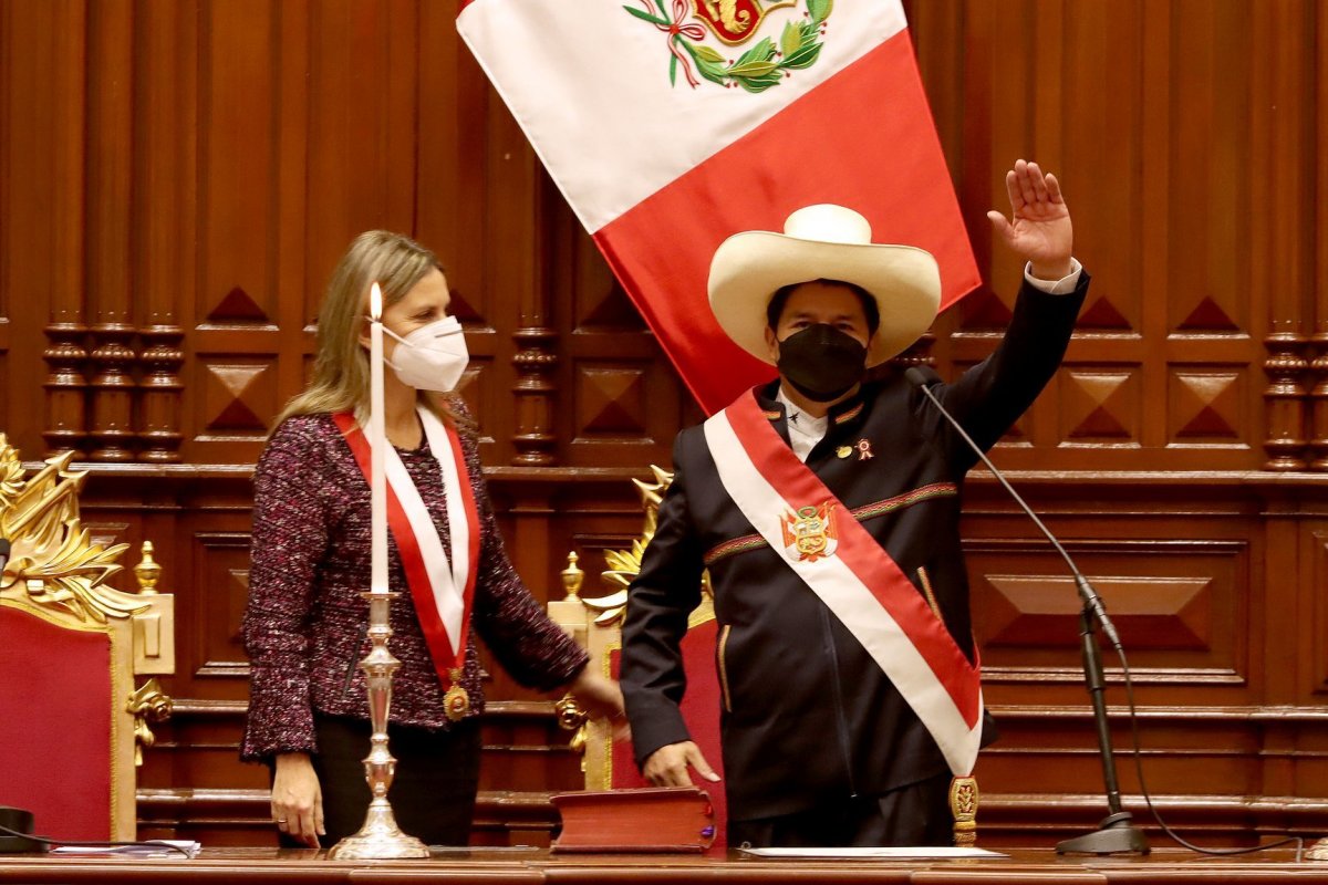 <p>Pedro Castillo juró “por los pueblos del Perú” y por una nueva Constitución. Foto: Presidencia de Perú</p>