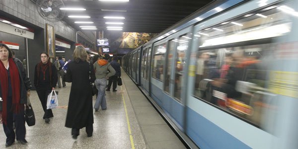 <p>Cómo funcionarán el comercio y el transporte con el nuevo toque de queda a la medianoche</p>