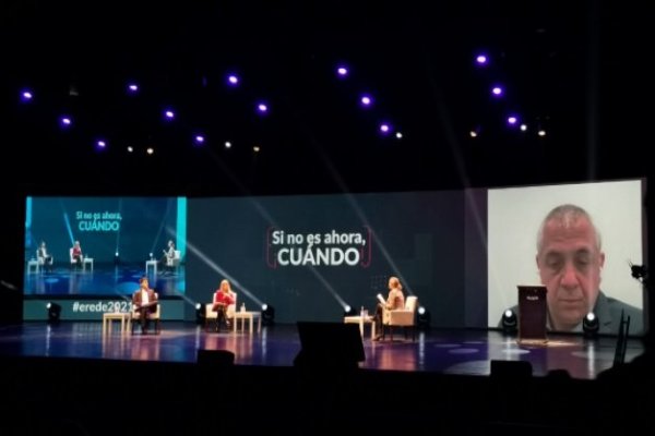 <p>De der. a izq.: Roberto alvo, CEO de Latam Airlines Group; María Teresa González, gerenta general de Statkraft; y Carlos Sepúlveda, gerente general de Innocon.</p>