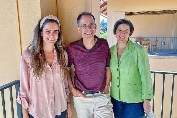 Claudia Allende, la chilena que trabaja con el nuevo Nobel de Economía