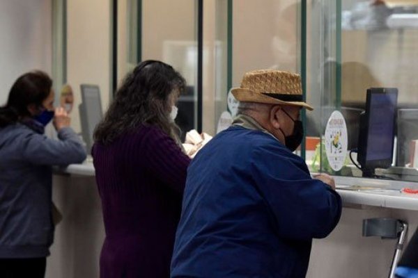 <p>En Chile 10 millones de personas usaron el primer retito, 8 millones adicionales el segundo y 7 millones el tercero. Foto: Julio Castro</p>