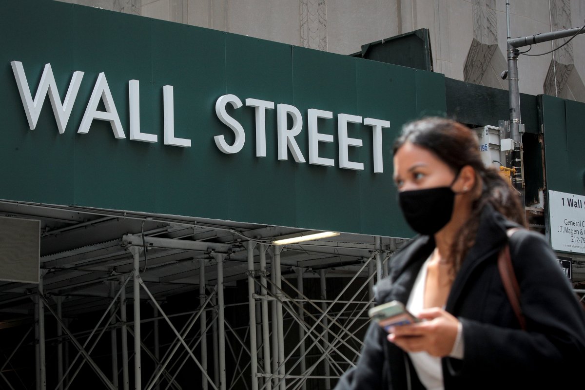 <p>Wall Street sube pese a ralentización del PIB con la mira puesta en Apple y Amazon</p>