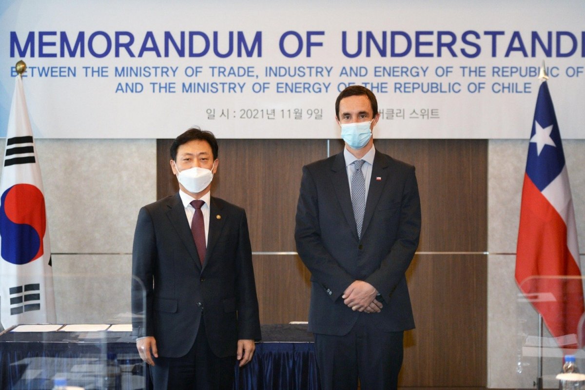 <p>El segundo viceministro de Comercio, Industria y Energía de Corea del Sur, Park Ki-young, junto al ministro de Energía de Chile, Juan Carlos Jobet.</p>