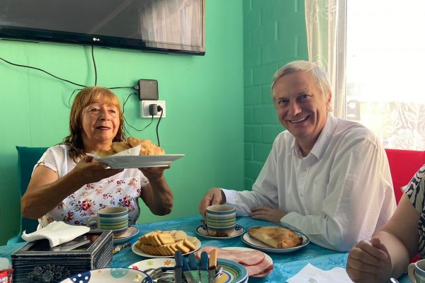 <p>Kast visitó un conjunto habitacional en Calera de Tango. Foto: Agencia Uno </p>