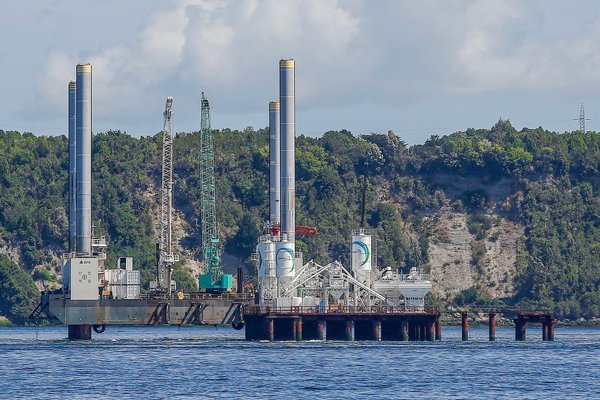 <p>Parte huelga en construcción de Puente Chacao: 240 personas paralizaron sus faenas</p>