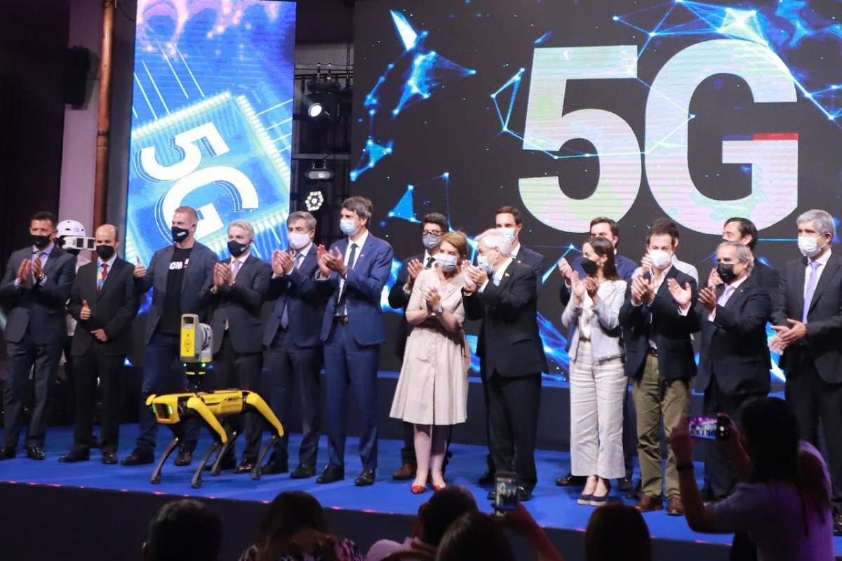 <p>Ayer, el gobierno anunció el encendido de la red 5G en Chile junto a representantes de las empresas que prestan el servicio. Foto: Julio Castro</p>