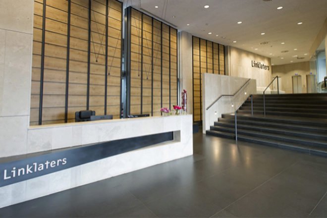 <p>Linklaters cambia el modelo de retribución para retener a los jóvenes talentos</p>